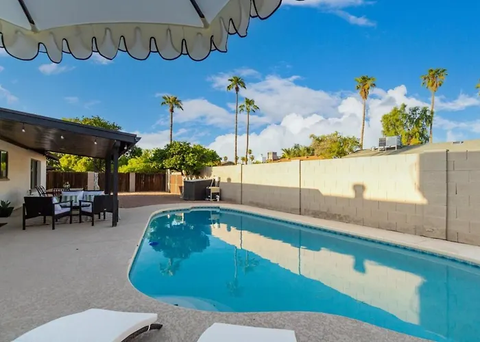 Broadway Palms Family Retreat Holiday home *
