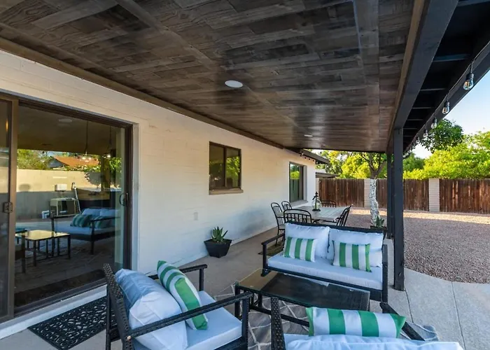 Broadway Palms Family Retreat Holiday home *