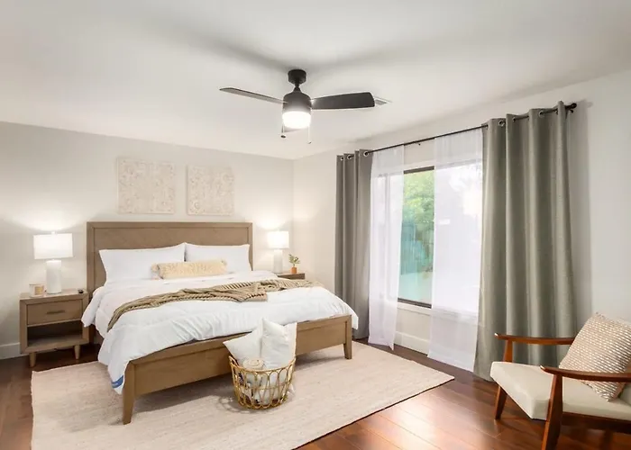 Broadway Palms Family Retreat Holiday home *